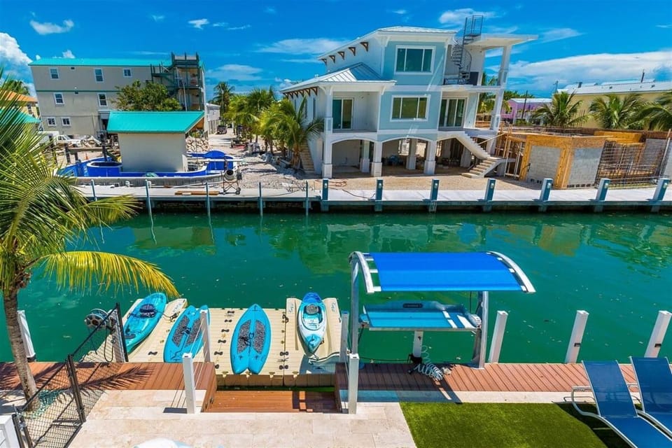 Casa Playa- Luxury Pool Home, 36' Dock House in Marathon