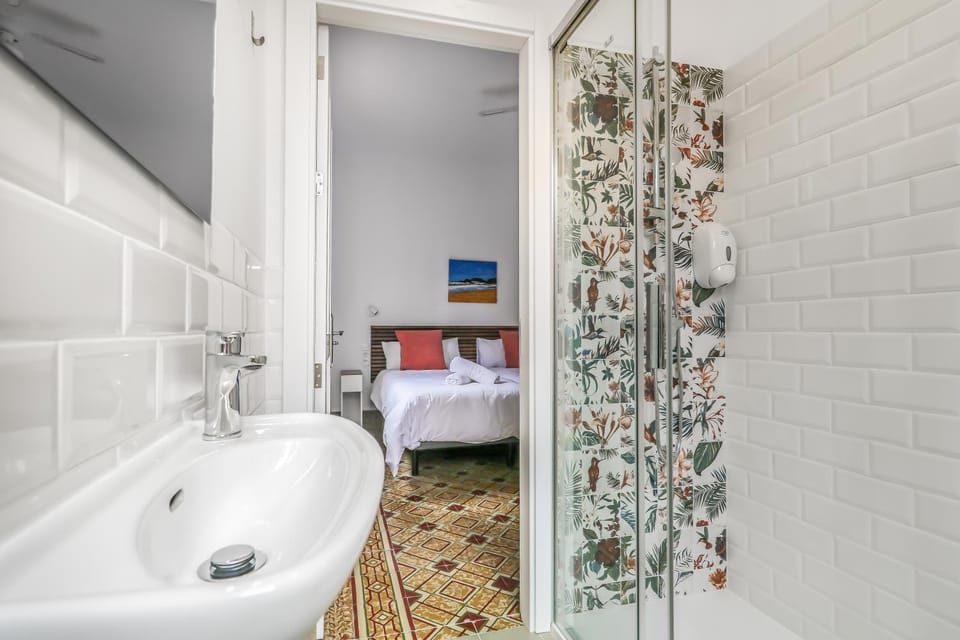 Shower, Bed, Bathroom, Photo of the whole room, Bedroom, towels