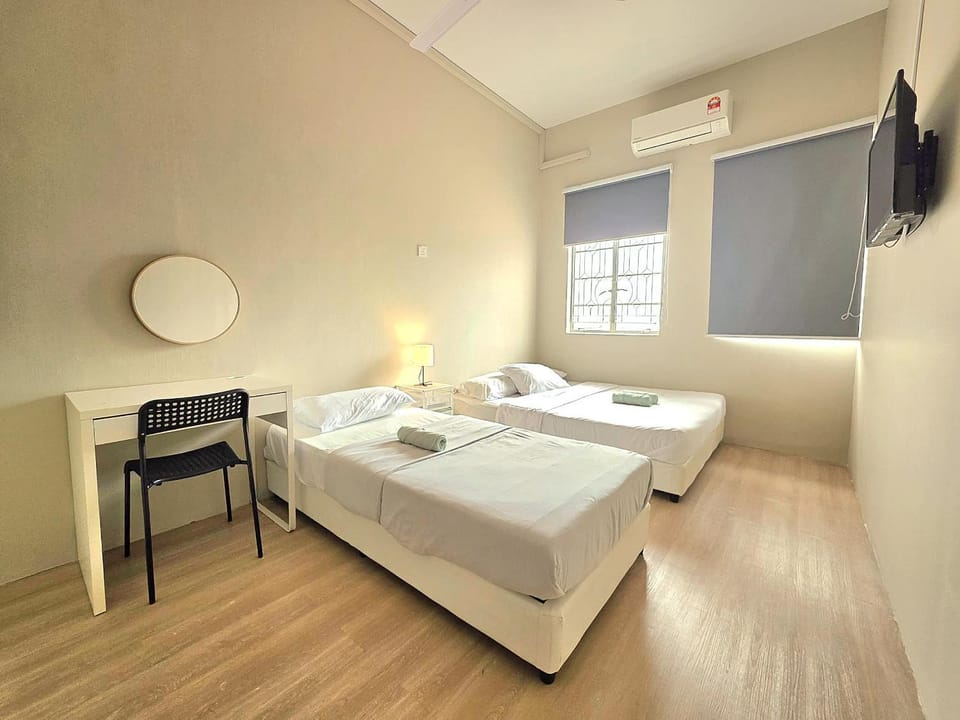 Bed, TV and multimedia, Photo of the whole room, Bedroom, towels