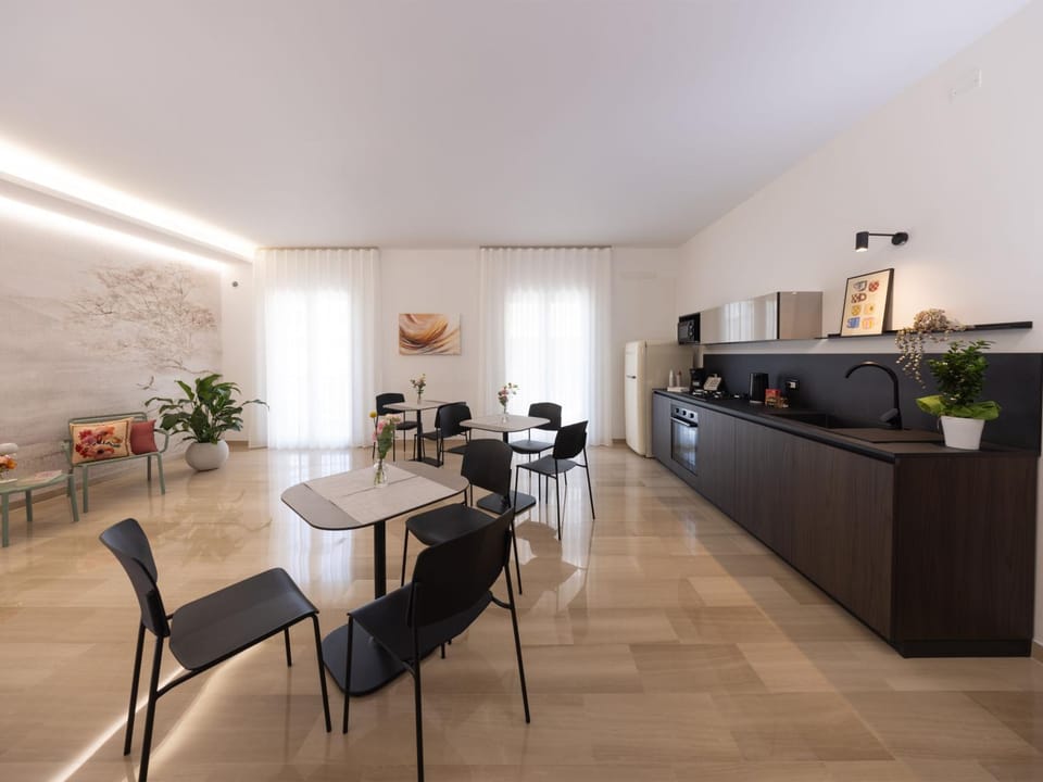 Kitchen or kitchenette, Living room, Food and drinks, Seating area, Dining area, Food, minibar