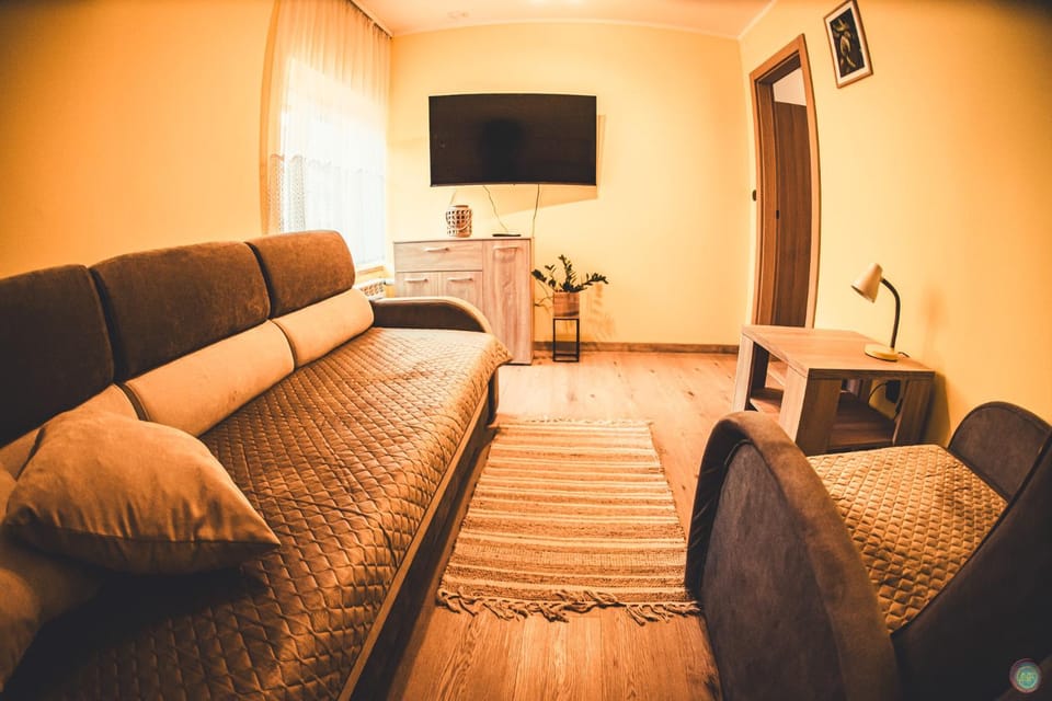 Communal lounge/ TV room, TV and multimedia, Photo of the whole room, Seating area, Bedroom
