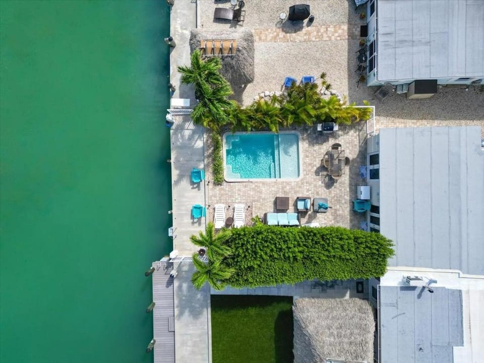 Flamingo Bay- Waterfront Pool Home, 30' Dock, Cabana Club Access House in Key Colony Beach