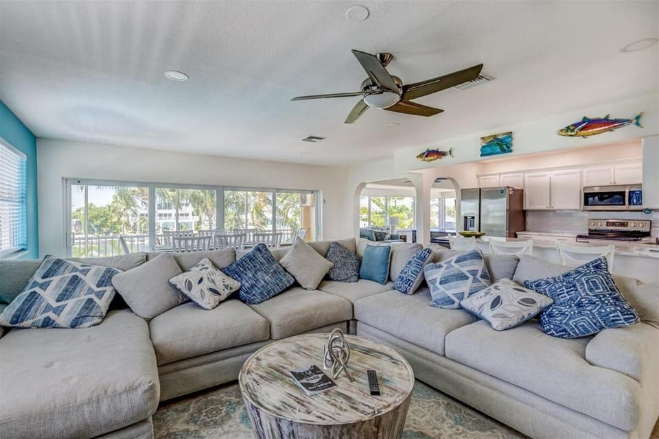 Gone Coastal - Waterfront Pool Home, 50' Dock House in Marathon
