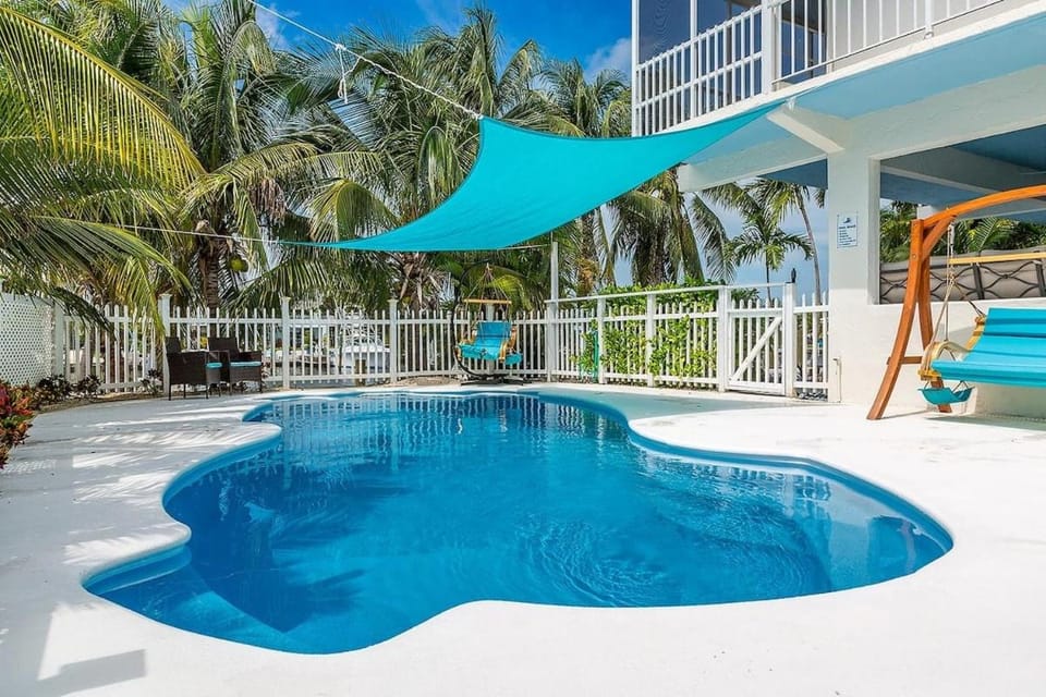Gone Coastal - Waterfront Pool Home, 50' Dock House in Marathon
