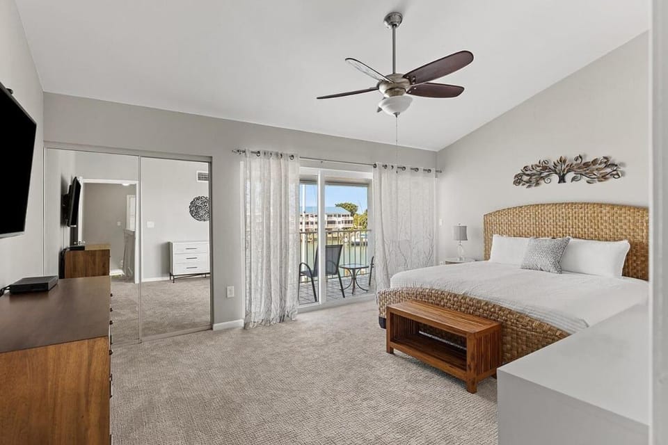 Dolphin Cove- Pet Friendly Waterfront Townhome w Pool House in Key Colony Beach