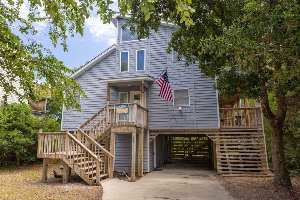 FantaSea Crush Hot Tub and Walk to Beach House in Corolla
