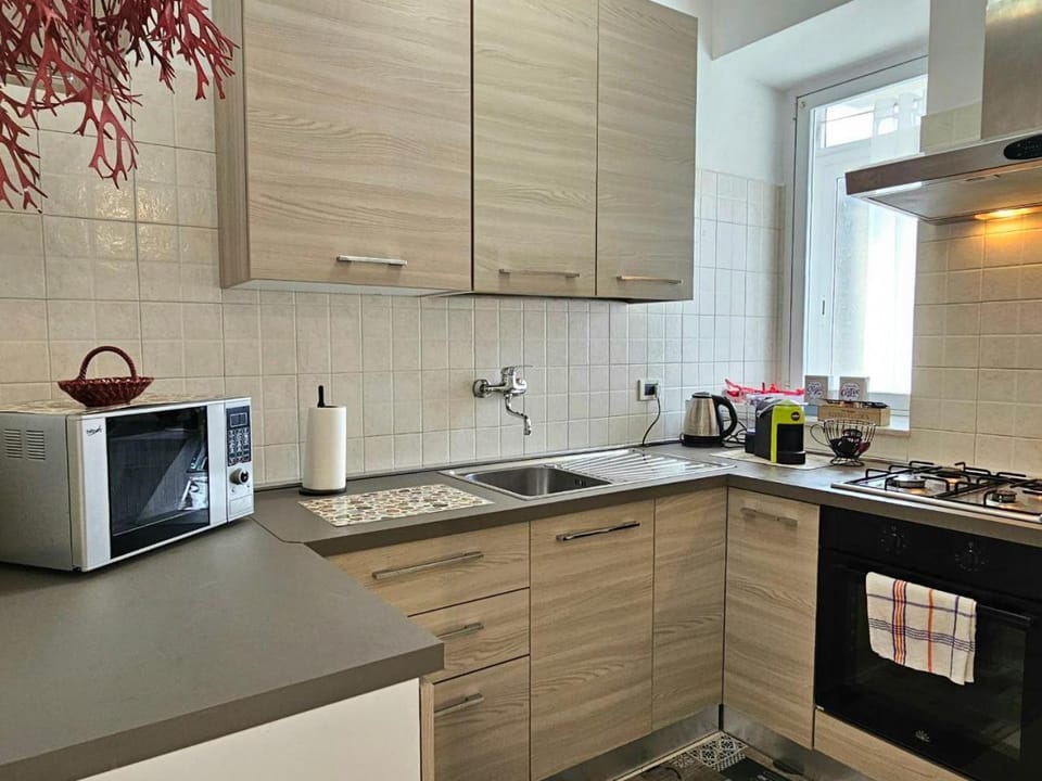 Coffee/tea facilities, Kitchen or kitchenette, stove