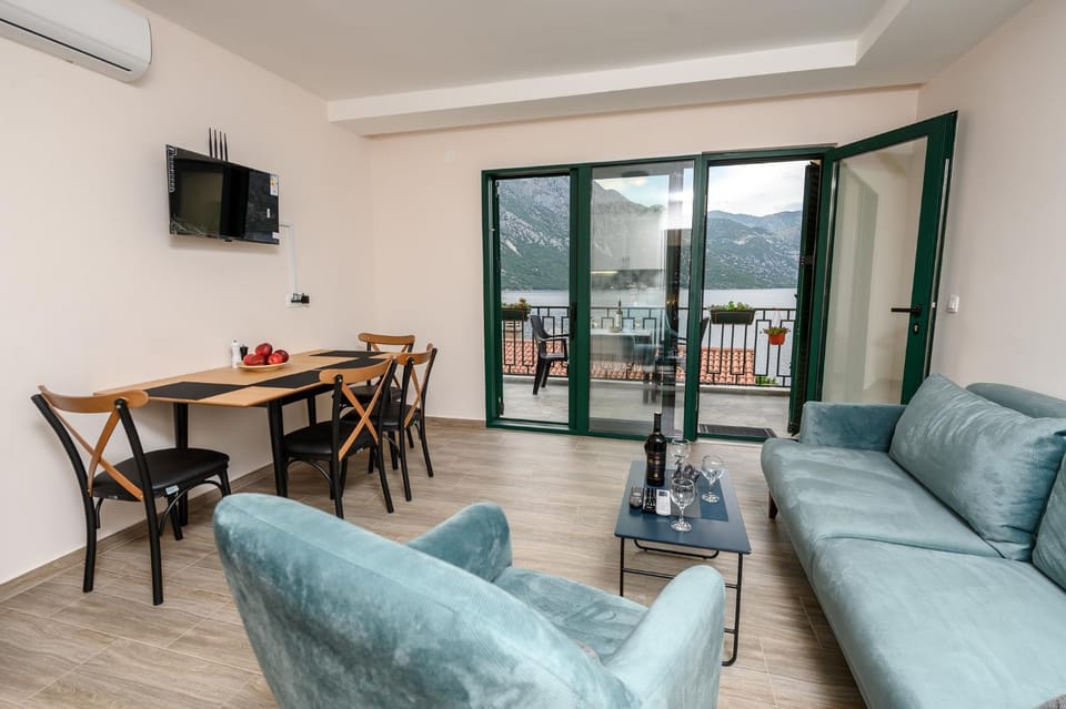 Communal lounge/ TV room, TV and multimedia, Living room, Seating area, Dining area