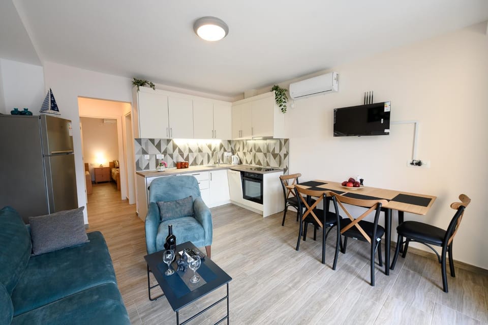 TV and multimedia, Kitchen or kitchenette, Living room, Seating area, Dining area, oven, air conditioner