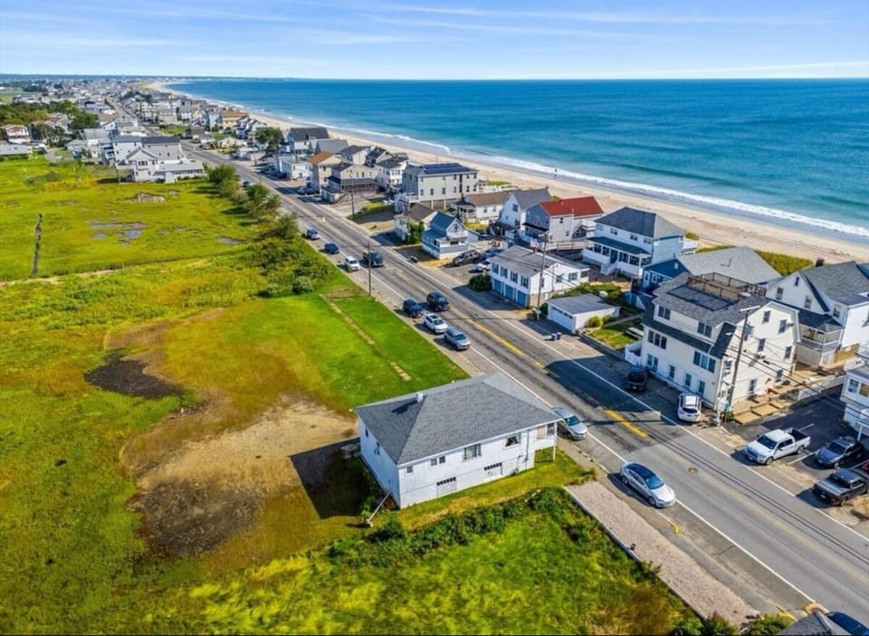 Property building, Natural landscape, Bird's eye view, Beach, Sea view, Street view, Location, Parking