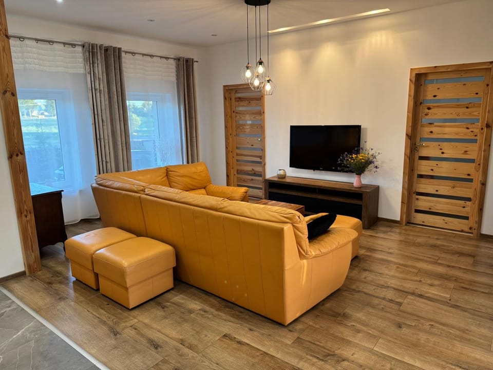 Communal lounge/ TV room, TV and multimedia, Living room, Seating area, Evening entertainment