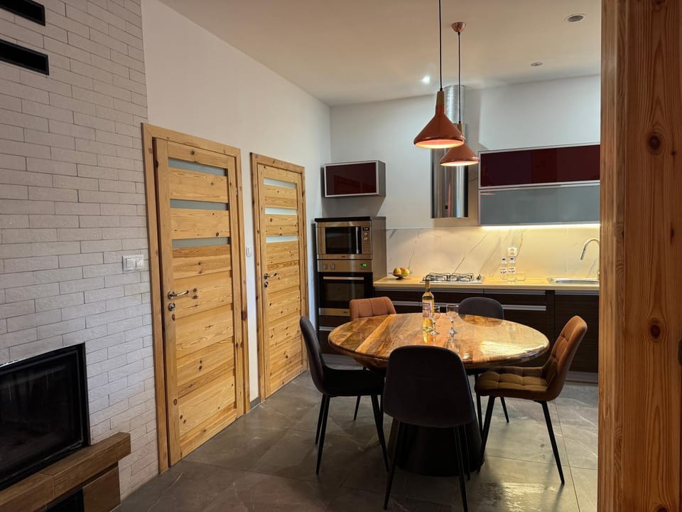 Kitchen or kitchenette, Dining area, oven, pet friendly, stove