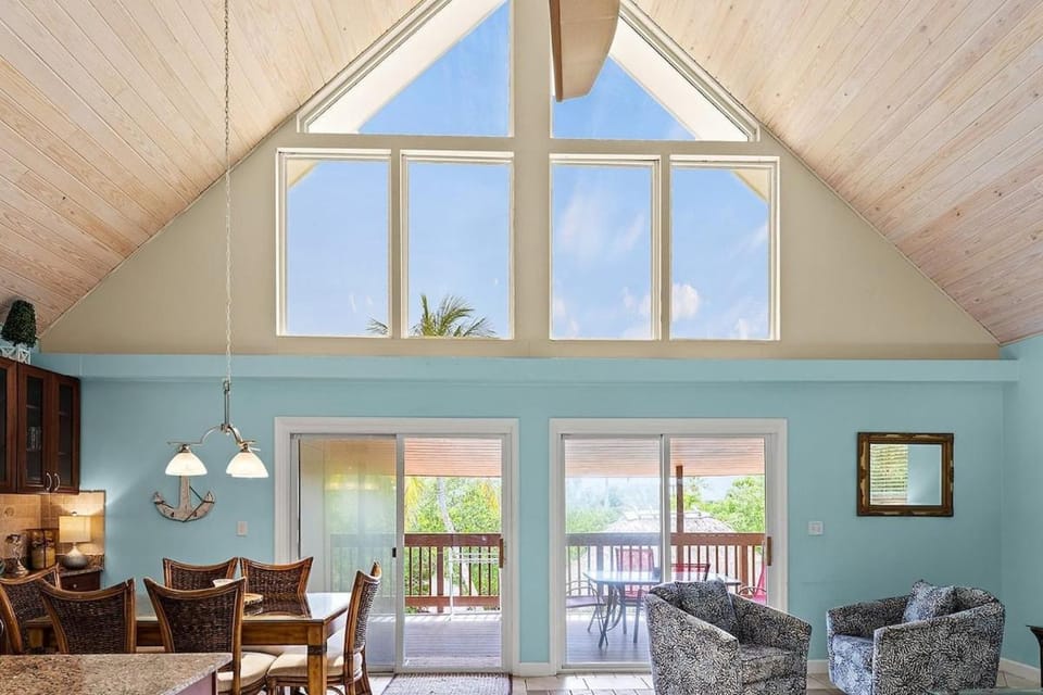 Kon Tiki - Waterfront Pool Home Near Sombrero Beach, 30' Dock, Tiki Hut House in Marathon