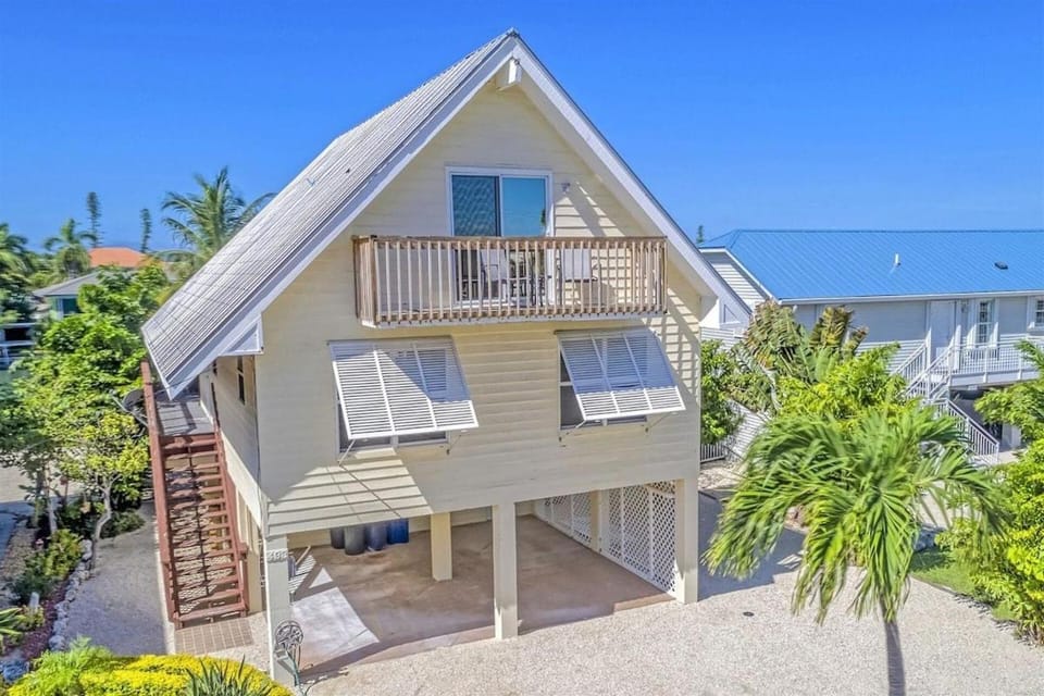 Kon Tiki - Waterfront Pool Home Near Sombrero Beach, 30' Dock, Tiki Hut House in Marathon