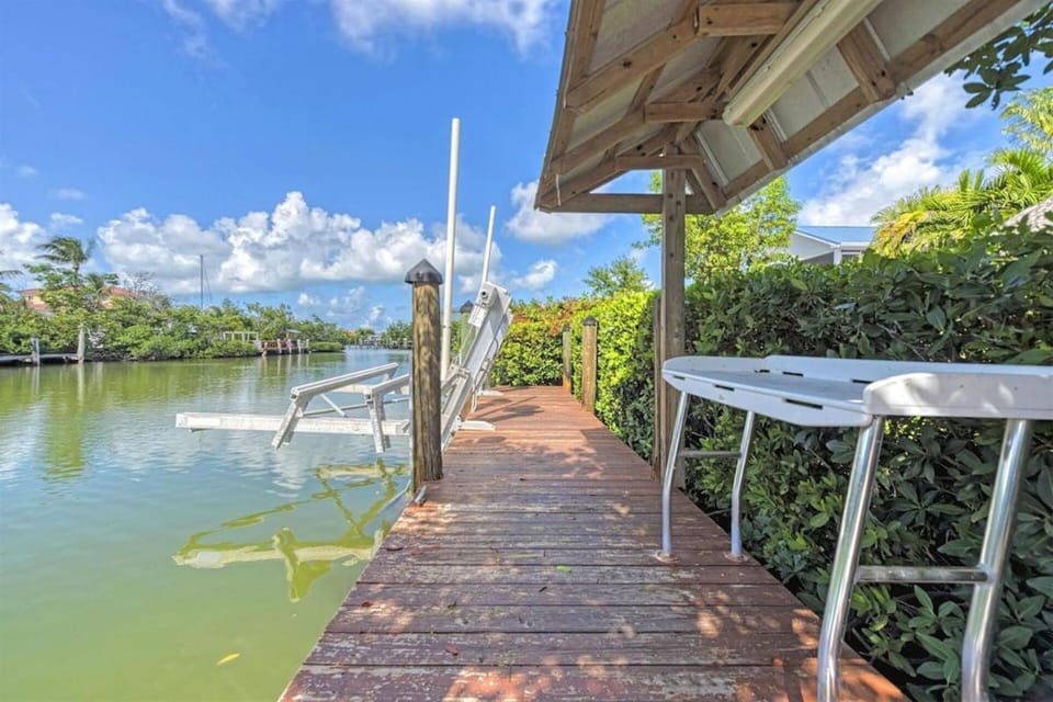 Kon Tiki - Waterfront Pool Home Near Sombrero Beach, 30' Dock, Tiki Hut House in Marathon