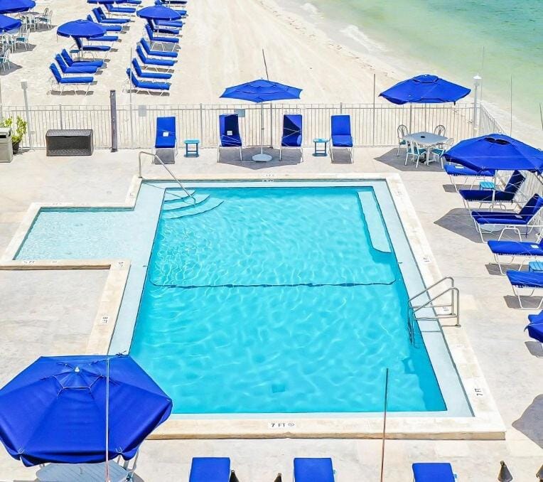 Keys Dream - Luxury Waterfront Home, Beach Club w Pool, 37' Dock House in Key Colony Beach
