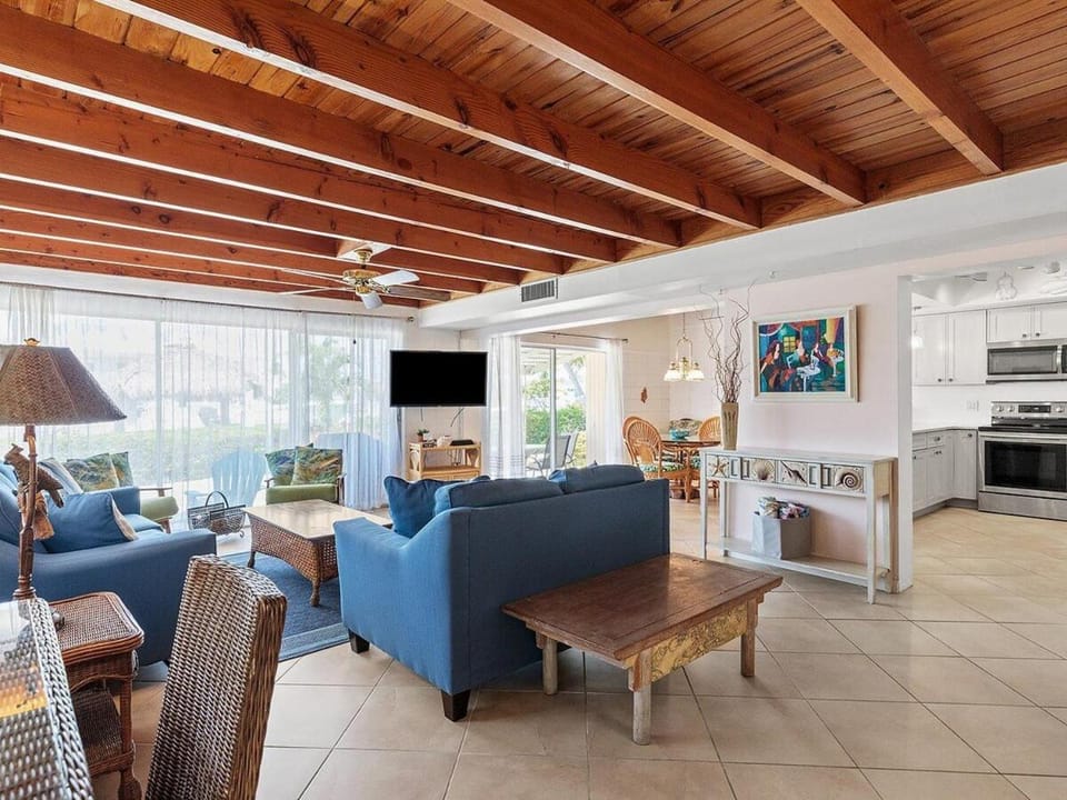 My Beach Key - Waterfront Home, 32' Dock, Tiki Hut, Beach Club Access w Pool House in Key Colony Beach