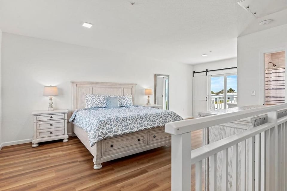Ocean Isles #123 - Ocean Views, Resort Style Pool House in Marathon