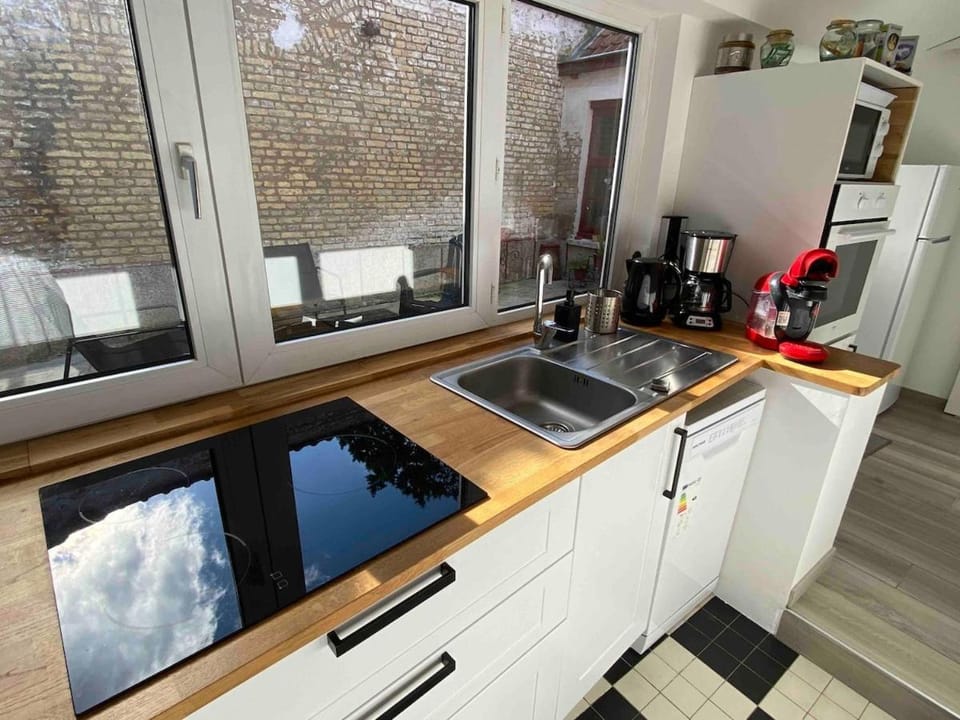 Coffee/tea facilities, Kitchen or kitchenette, dishwasher, oven, stove