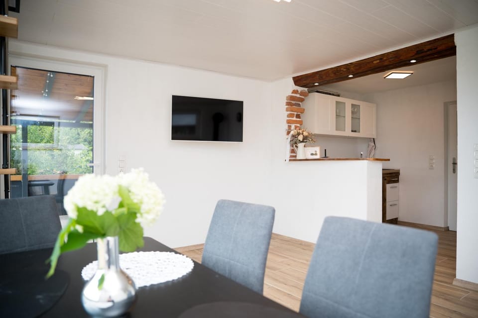 TV and multimedia, Living room, Seating area, Dining area