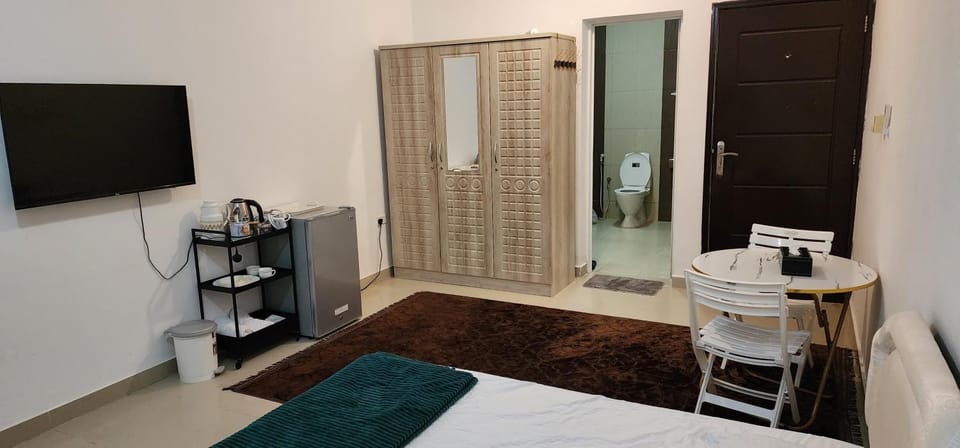Bed, TV and multimedia, Kitchen or kitchenette, Photo of the whole room, Dining area, flat iron, hair dryier, internet, internet, internet, minibar, towels, wardrobe, air conditioner