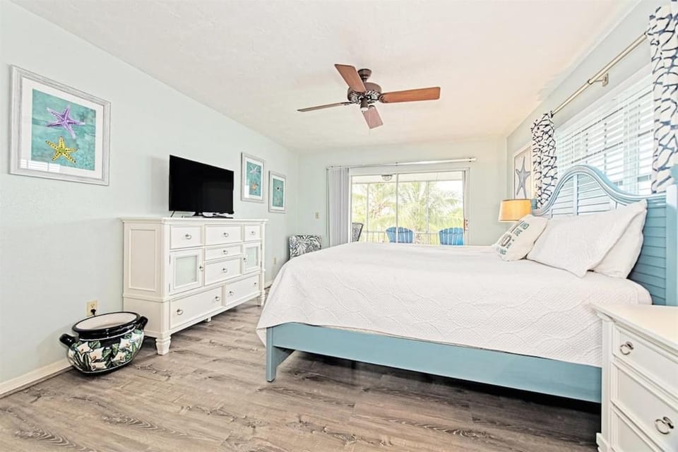 One Particular Harbor - Waterfront Pool Home Near the Beach, 80 House in Marathon