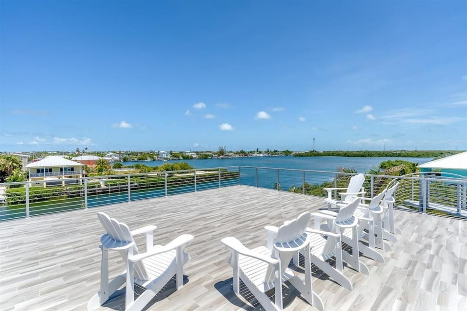 Off the Hook - Luxury Waterfront Pool Home, Kayaks & Bikes, 30' Dock House in Marathon