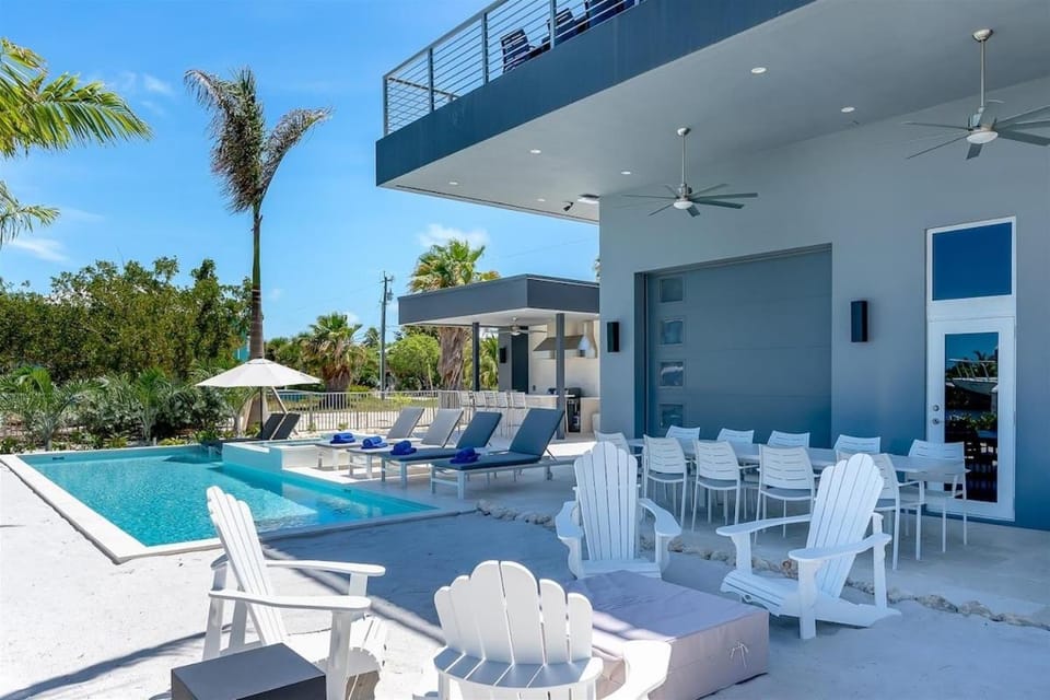 Off the Hook - Luxury Waterfront Pool Home, Kayaks & Bikes, 30' Dock House in Marathon
