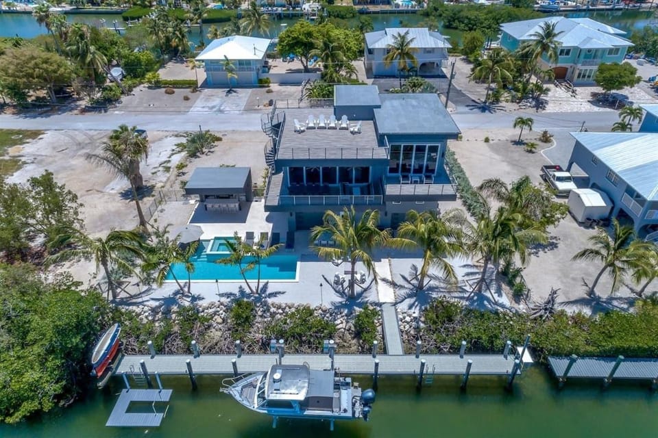 Off the Hook - Luxury Waterfront Pool Home, Kayaks & Bikes, 30' Dock House in Marathon
