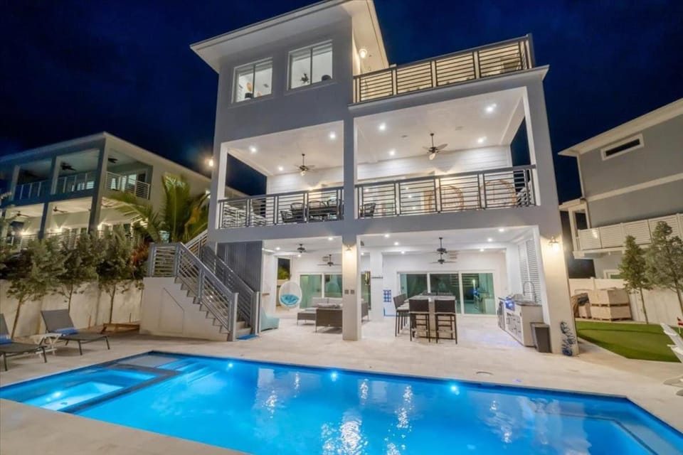 Paraiso Del Mar - Luxury Waterfront Pool Home, 65 House in Key Colony Beach