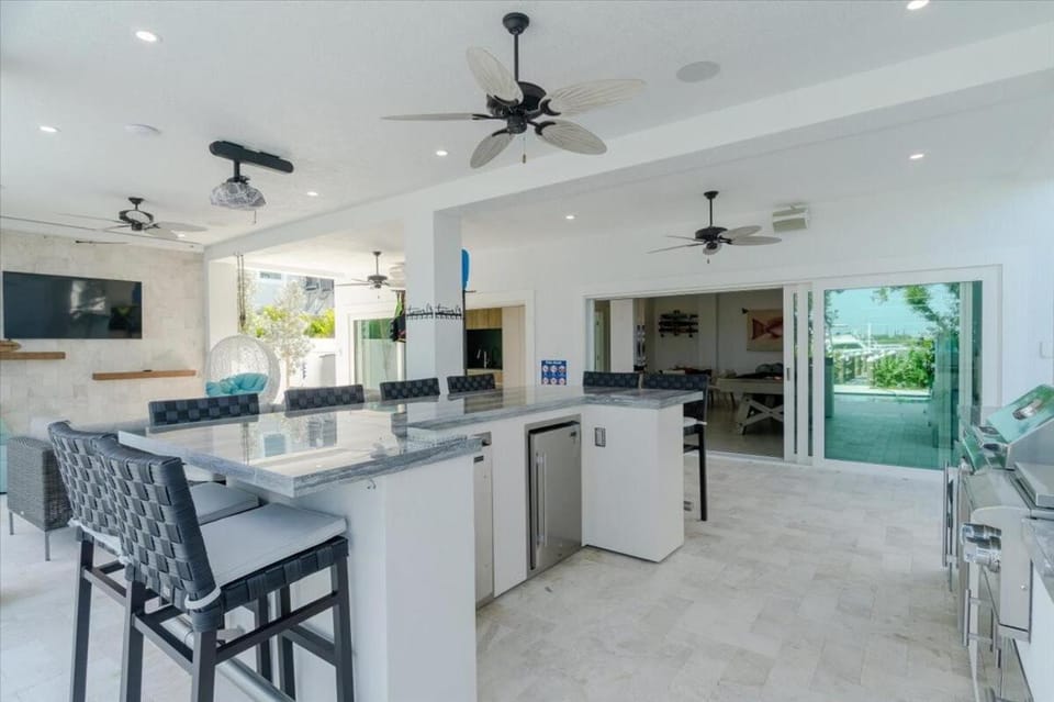Paraiso Del Mar - Luxury Waterfront Pool Home, 65 House in Key Colony Beach