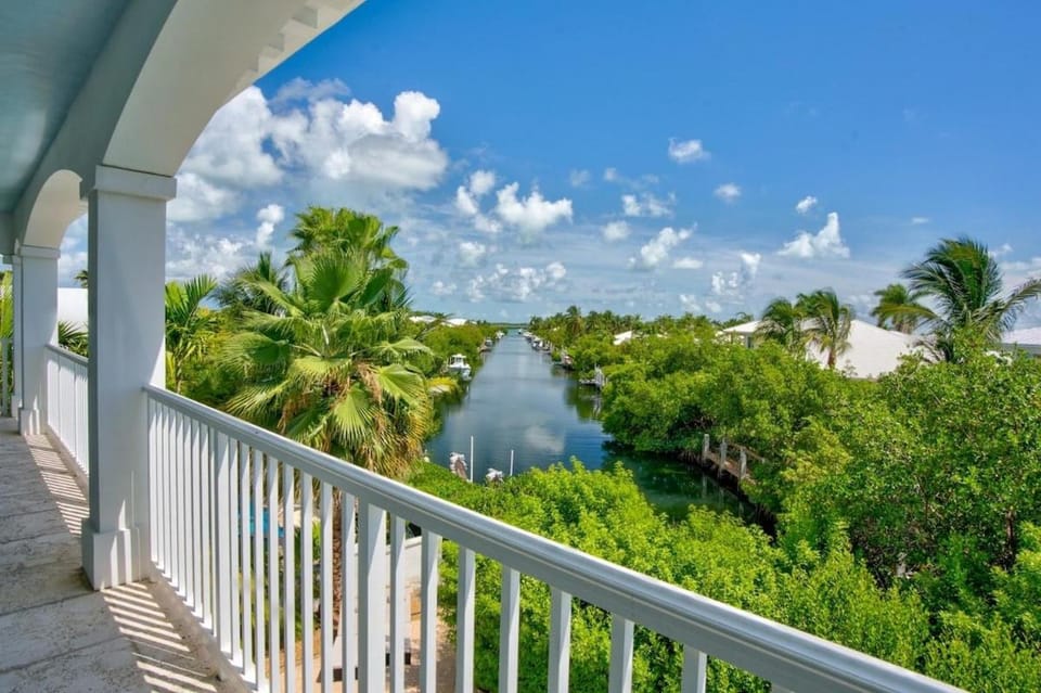 Oceanside Manor- Expansive Waterfront Pool Home, 30 House in Key Colony Beach
