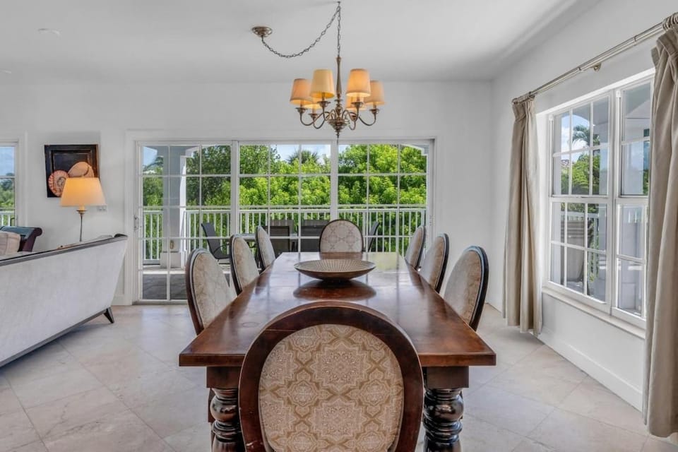 Oceanside Manor- Expansive Waterfront Pool Home, 30 House in Key Colony Beach