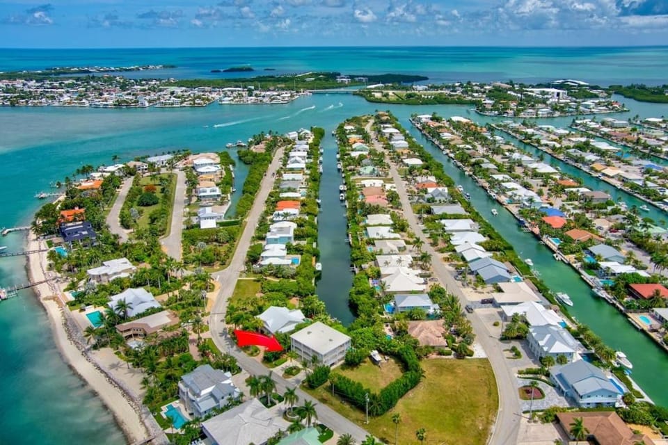 Oceanside Manor- Expansive Waterfront Pool Home, 30 House in Key Colony Beach