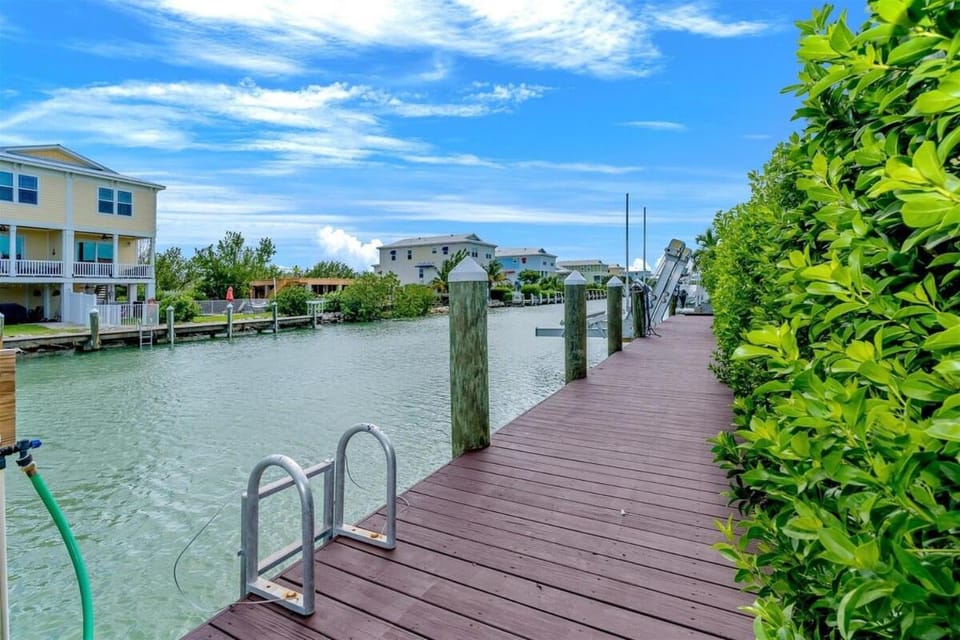 Paradise Found - Luxury Waterfront Pool Home, 50' Dock House in Marathon