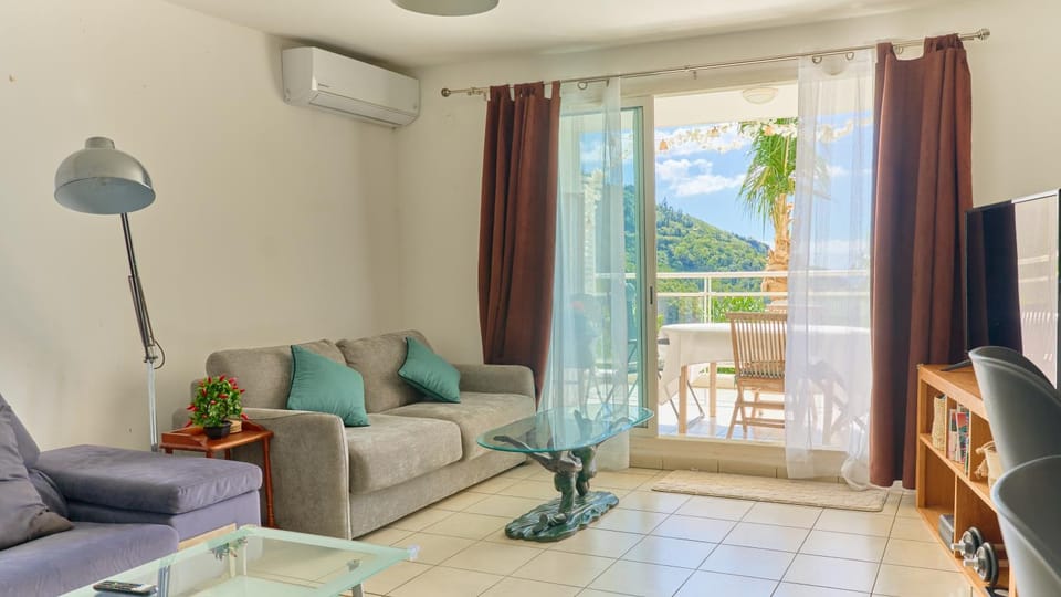 Communal lounge/ TV room, Natural landscape, TV and multimedia, Living room, Seating area, Evening entertainment, Mountain view, air conditioner