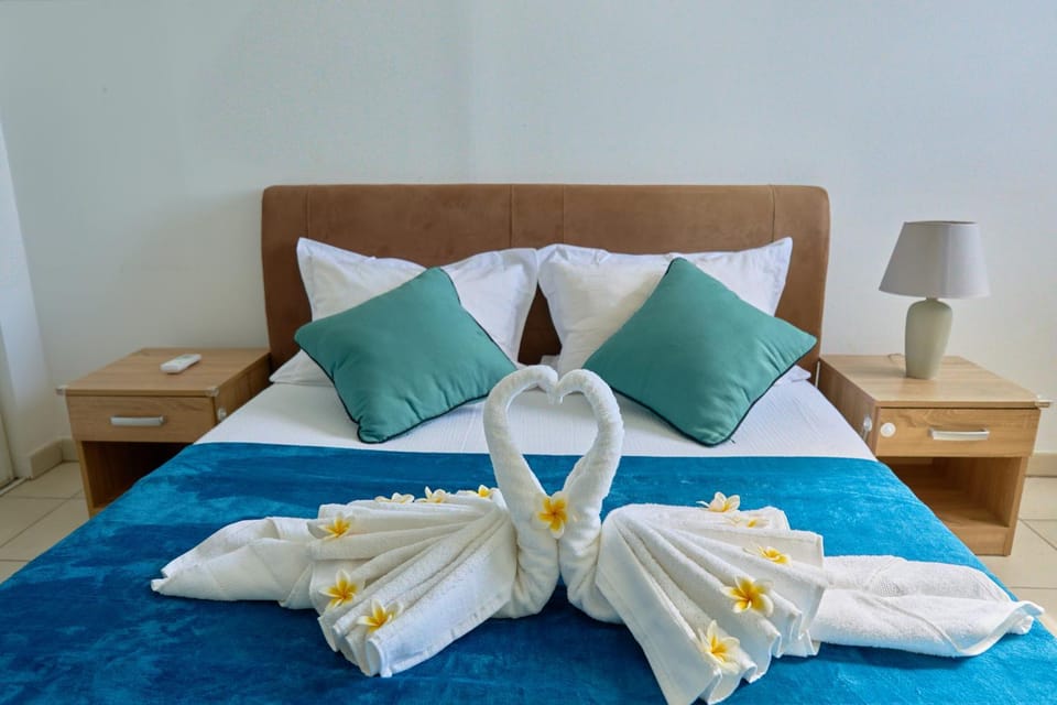 Bed, Photo of the whole room, Bedroom, towels