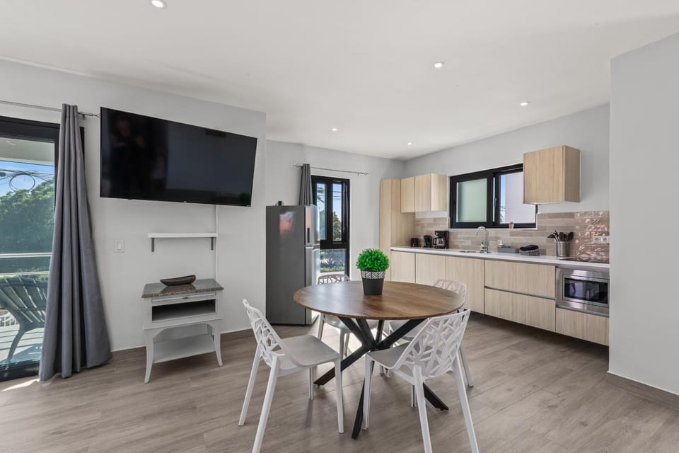 Day, TV and multimedia, Coffee/tea facilities, Seating area, Dining area, oven, stove