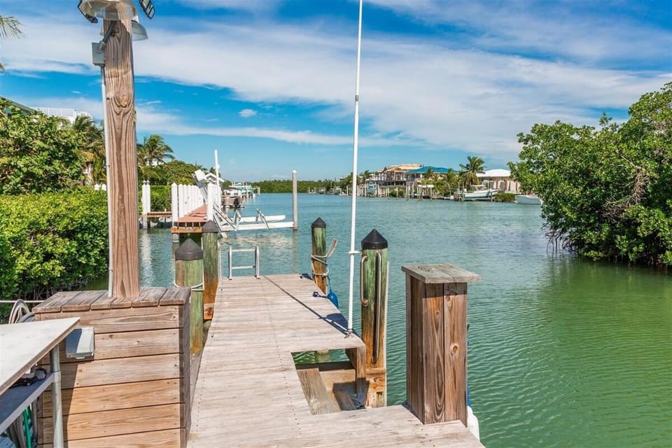 Reel Knotty - Waterfront Pool Home, 35' Dock, Tiki Huts House in Marathon