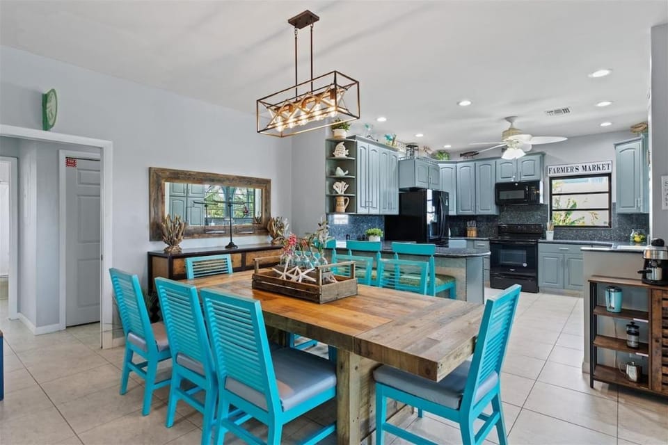 Reel Knotty - Waterfront Pool Home, 35' Dock, Tiki Huts House in Marathon