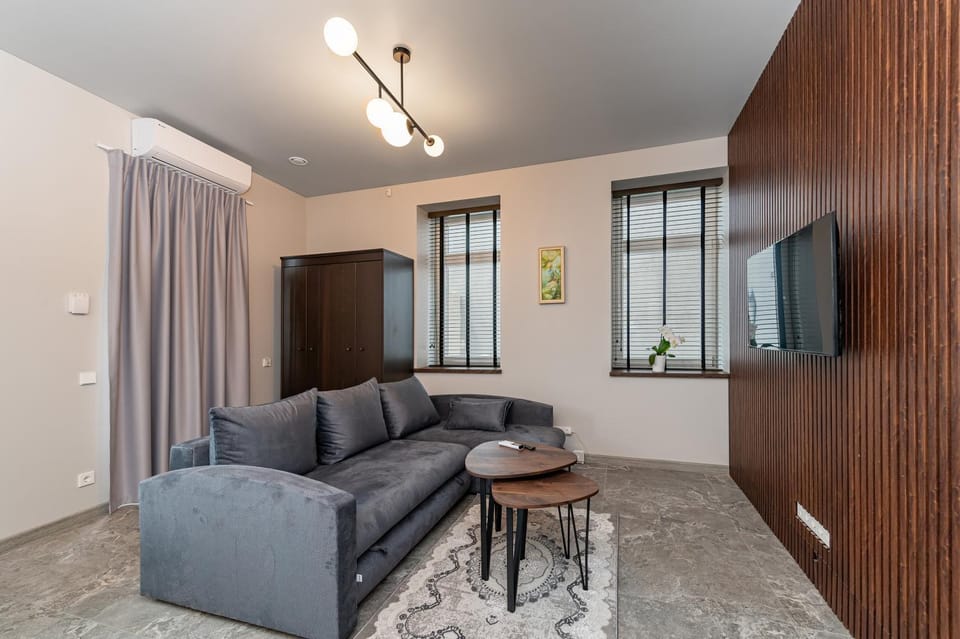 TV and multimedia, Living room, Seating area, Evening entertainment