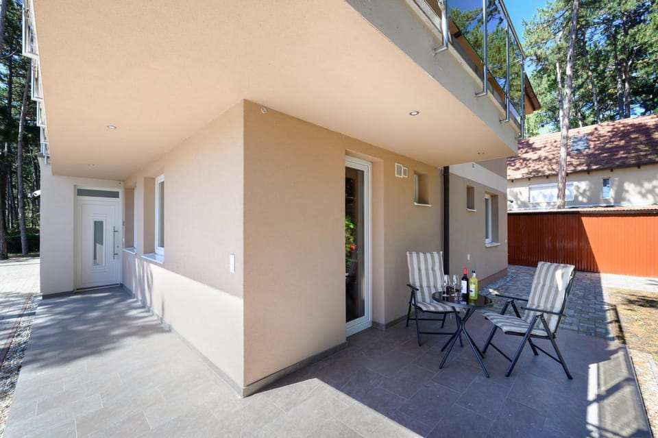 Property building, Patio, Day, Balcony/Terrace