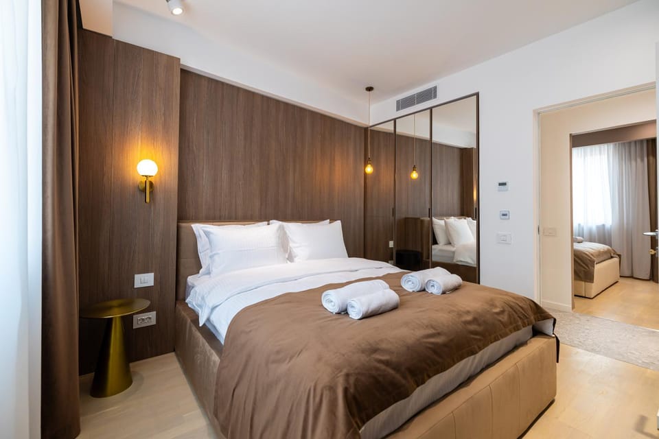 Bed, Bedroom, towels