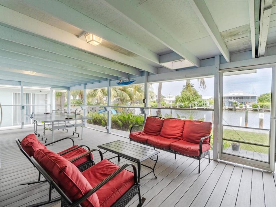 Refuge on the Reef - Luxury Waterfront Pool Home, 75' Dock House in Marathon