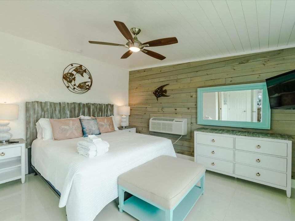 Refuge on the Reef - Luxury Waterfront Pool Home, 75' Dock House in Marathon