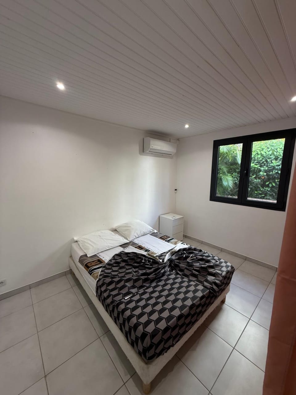 Bed, Bedroom, air conditioner