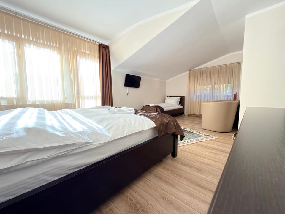 Bed, TV and multimedia, Photo of the whole room, Bedroom