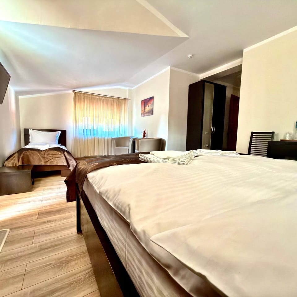 Bed, TV and multimedia, Photo of the whole room, Bedroom