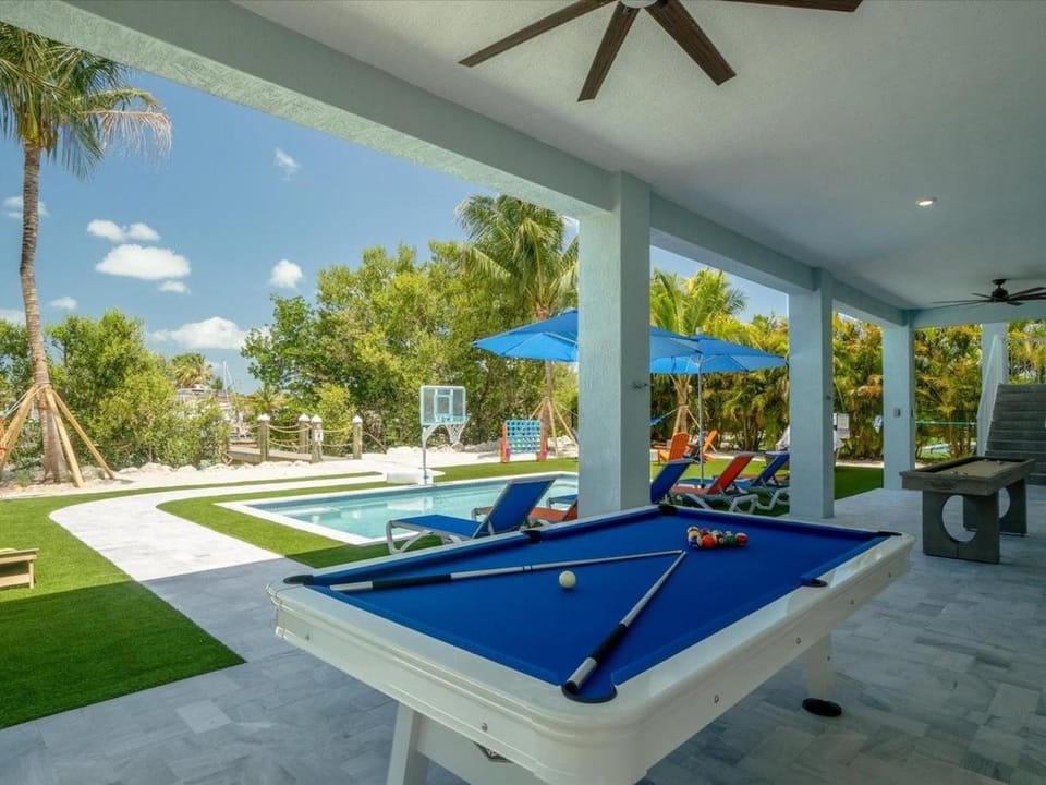 Seaside Serenity - Luxury Waterfront Pool Home, 35` Dock House in Key Colony Beach