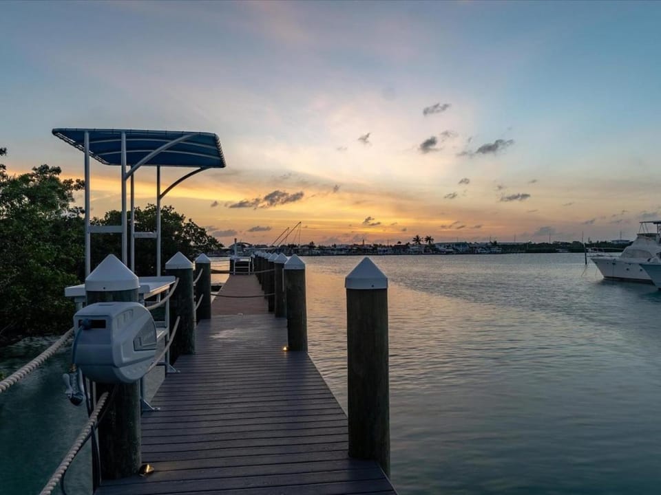 Seaside Serenity - Luxury Waterfront Pool Home, 35` Dock House in Key Colony Beach